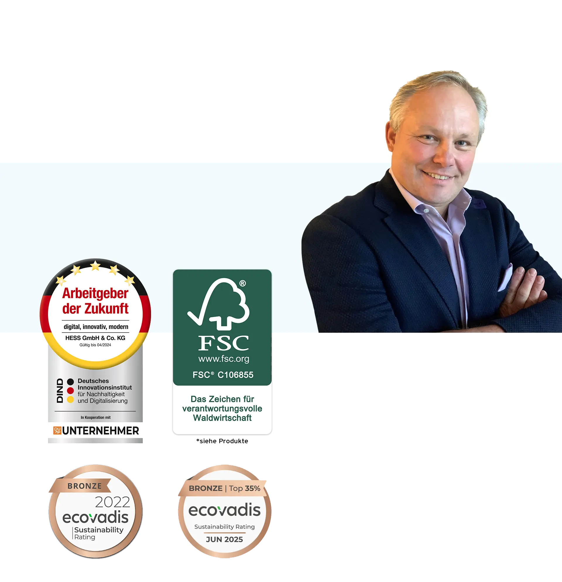 Klaus Hess von HESS Etiketten Portrait von Klaus Hess neben den Siegeln "Arbeitgeber der Zukunft" "FSC – Das Zeichen für verantwortungsvolle Waldwirtschaft." (Hinweis: Siehe Produkte.) und zwei Ecovadis Bronze Medaillen im Sustainability Rating.<br />