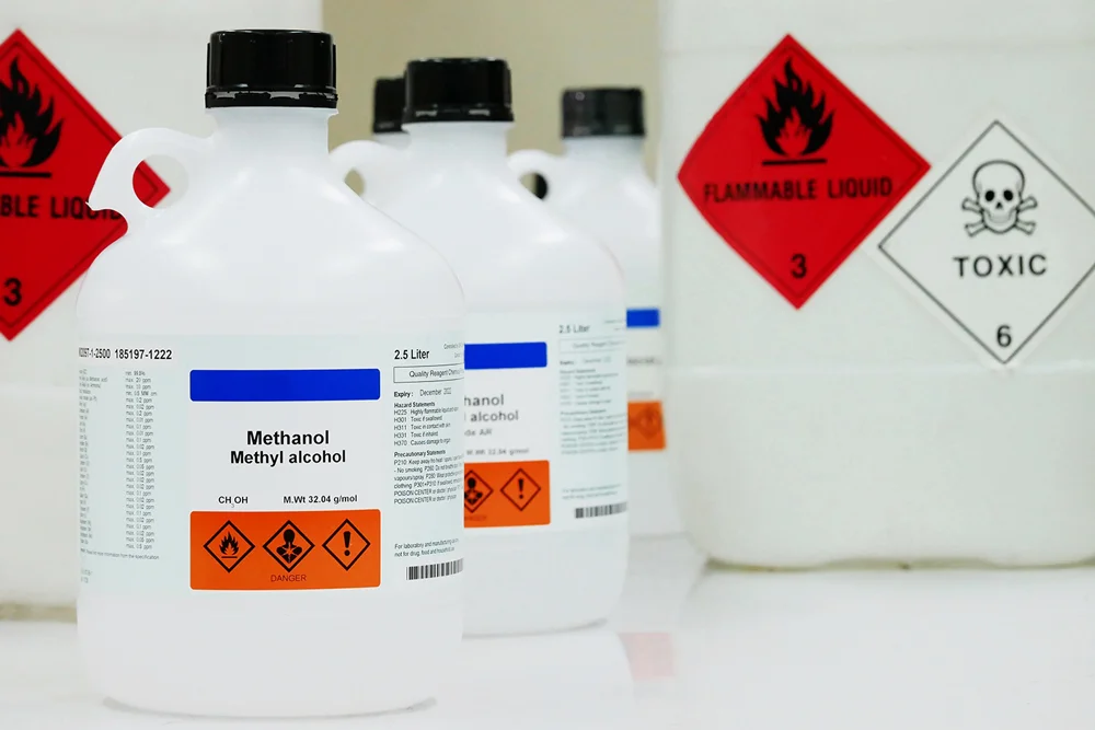 Hess-Etiketten-Produkte-gefahrstoff-etiketten-weisse-flaschen-1000x667px
